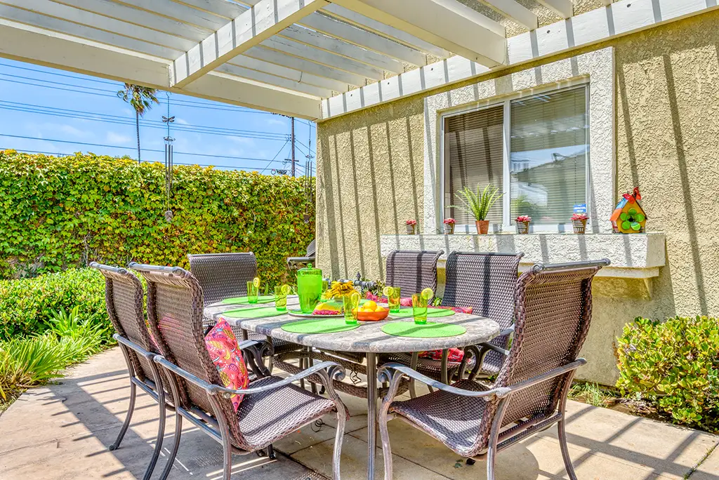 Outdoor Dining Area Outdoor Dining Area